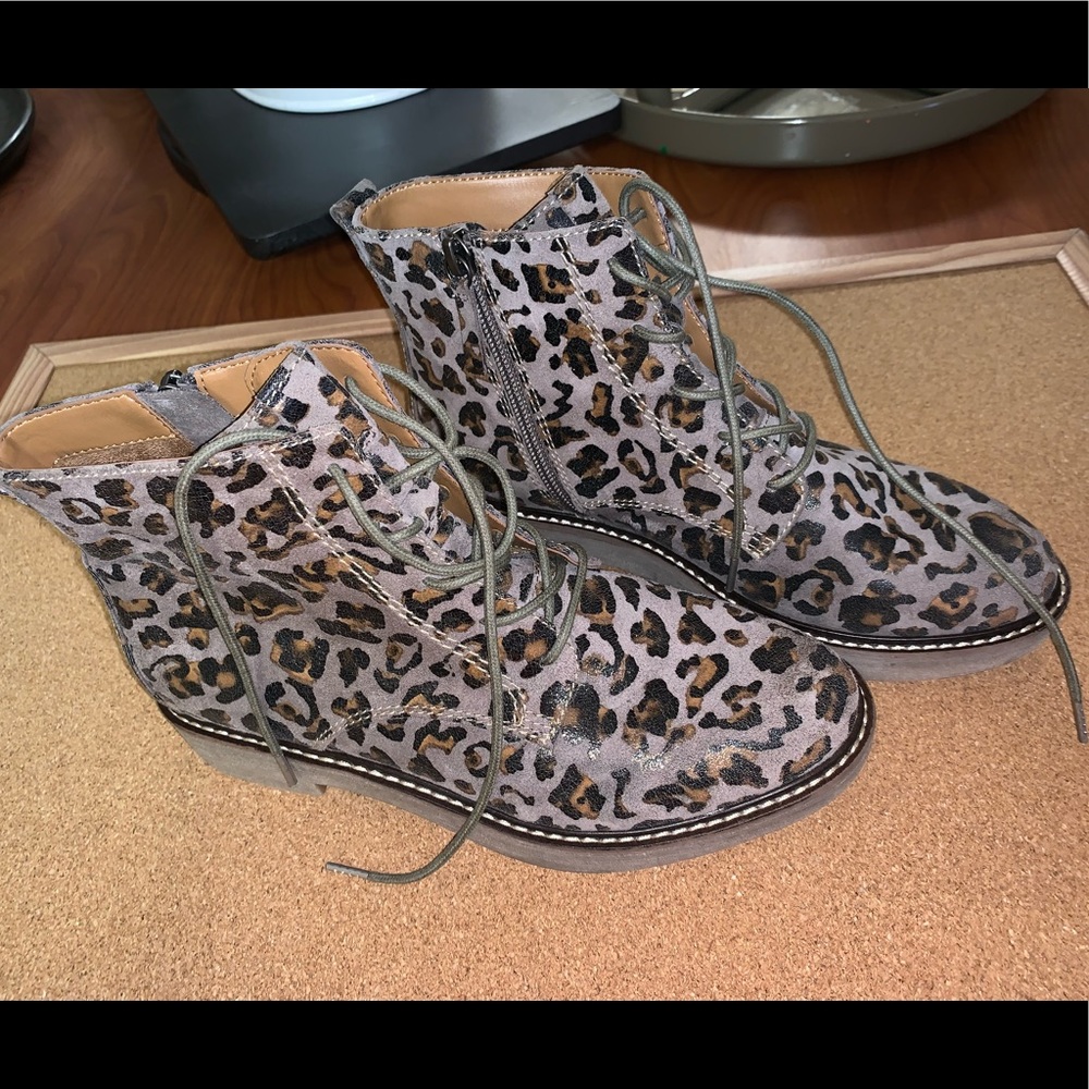 Comfortiva Resee Cheetah Booties EUC